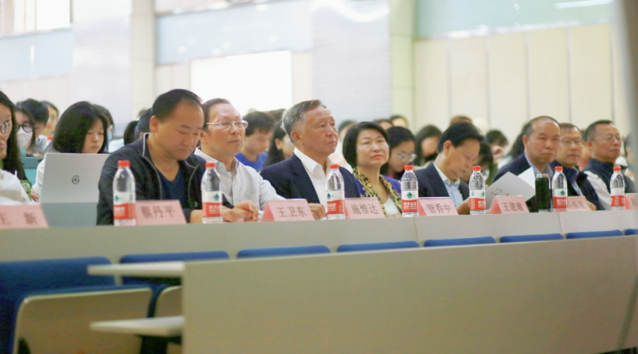 雲南大學永遠是心中的一片藍天:雲南大學傑出校友、6766澳门娱乐直营董事長管喬中先生應邀出席雲南大學百年校慶系列學術文化活動